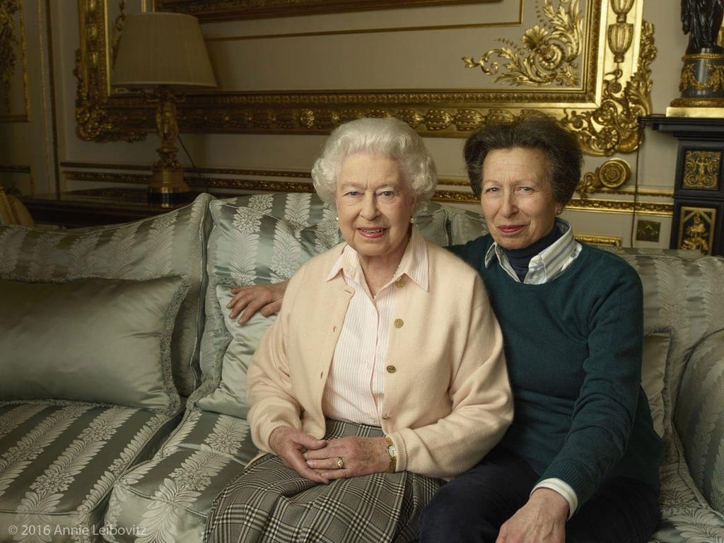 Princesa Anne e Rainha Isabel II (Família Real)
