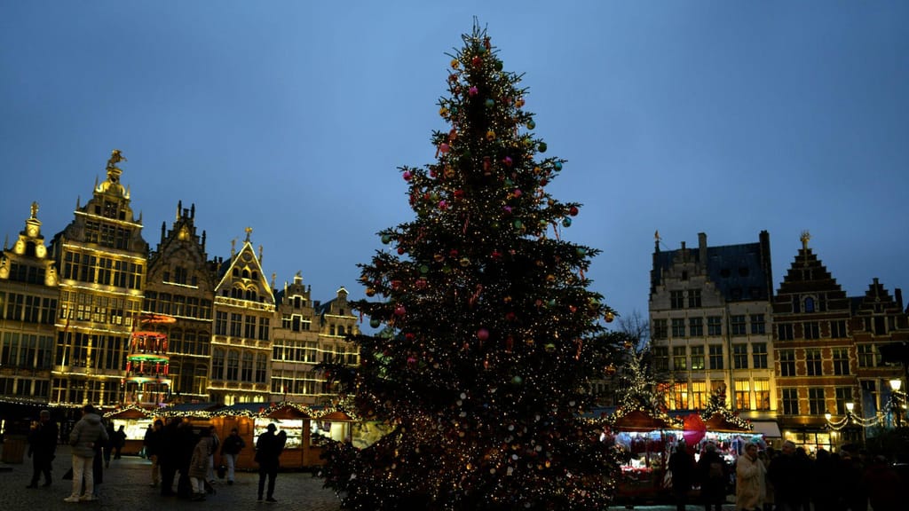 Árvore de Natal em Antuérpia (Virginia Mayo/AP)