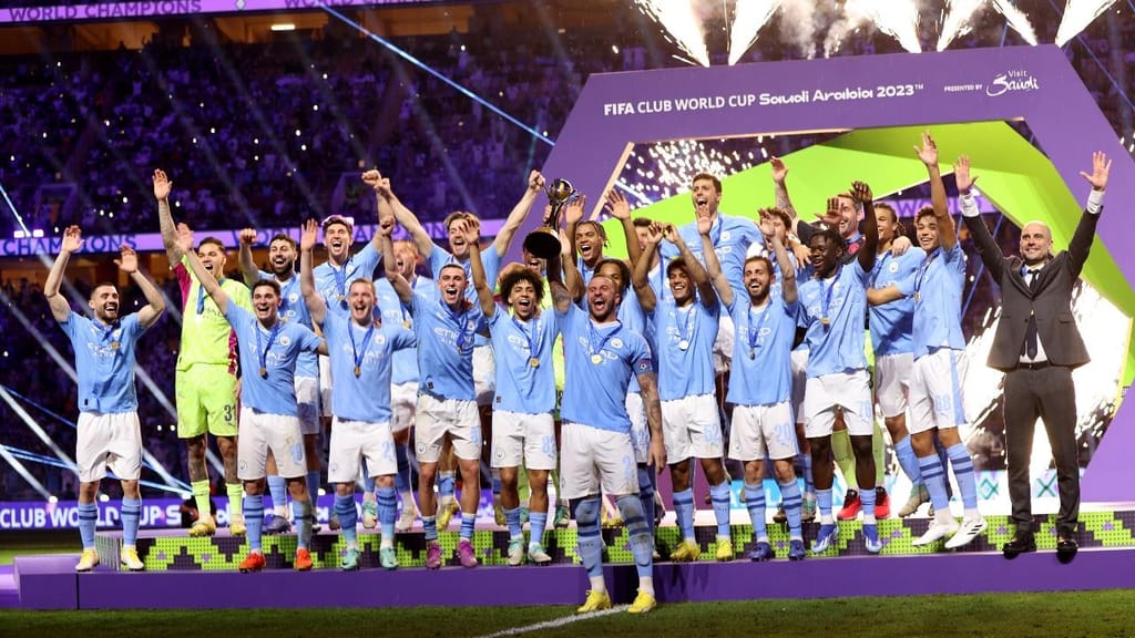 Manchester City ergue o troféu do Mundial de Clubes (ALI HAIDER/EPA)