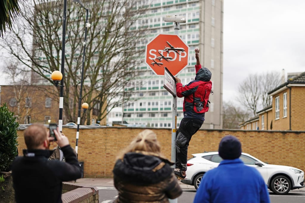 Homem tenta roubar obra de Banksy, em Londres (Associated Press)