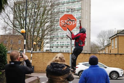 Homem detido após alegado roubo de obra de Banksy numa rua de Londres - TVI
