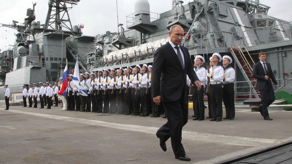 Vladimir Putin visita um navio da Frota do Mar Negro em 2014 (Getty Images)