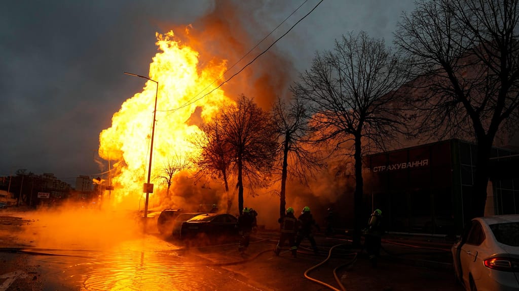 Bombeiros ucranianos tentam apagar focos de incêndio após bombardeamento russo em Kiev (AP)