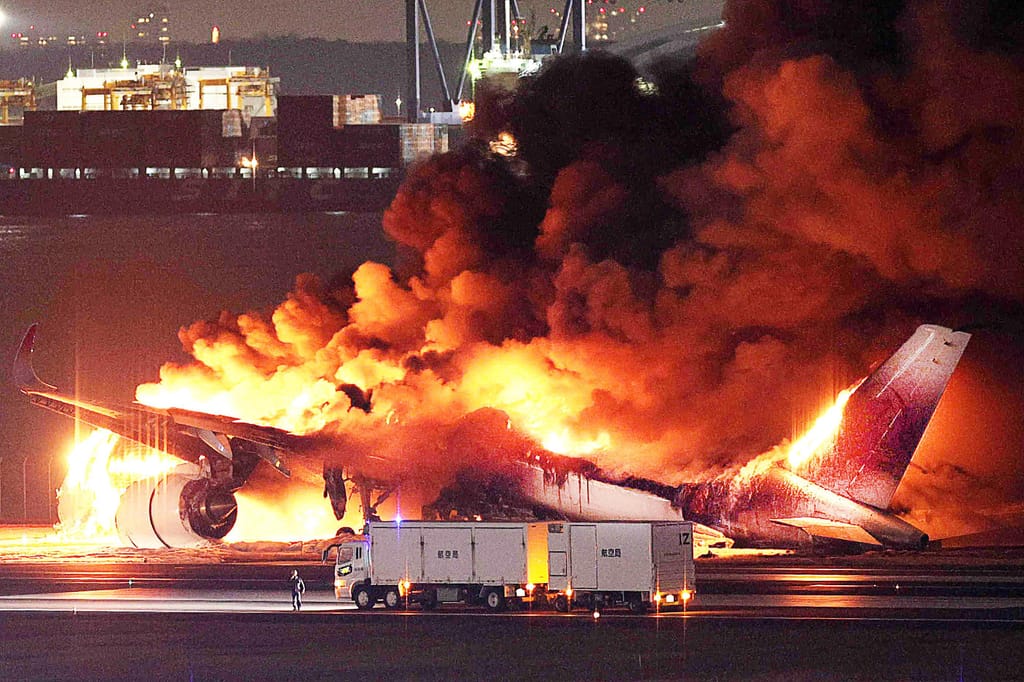 Avião da Japan Airlines em chamas no aeroporto de Tóquio (Getty Images)