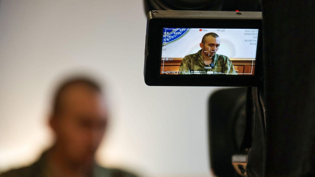 Daniil Alfyorov durante conferência de imprensa com as secretas ucranianas (Getty Images)
