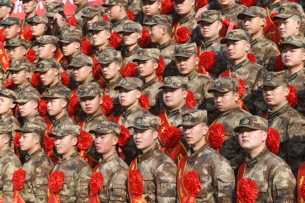 Novos recrutas da Força de Foguetes do Exército de Libertação Popular participam numa cerimónia de despedida no Instituto de Tecnologia de Fuyang, em 26 de dezembro de 2021, em Fuyang, província de Anhui, na China (Wang Biao/VCG/Getty Images/File)