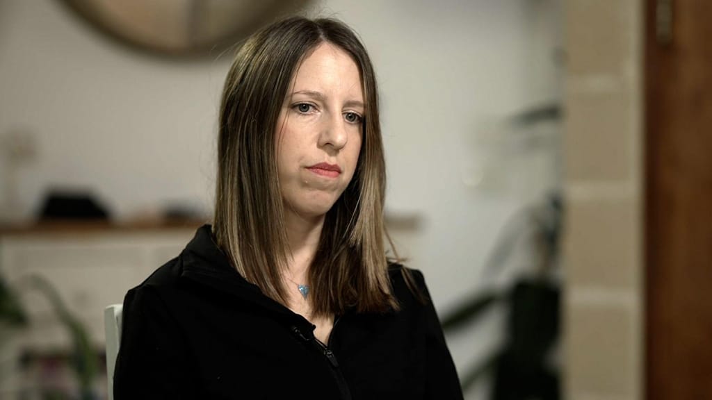 Doron Katz Asher contou à CNN como, com as as filhas, foram raptadas pelo Hamas da casa da mãe, no kibbutz Nir Oz, a 7 de outubro (CNN)