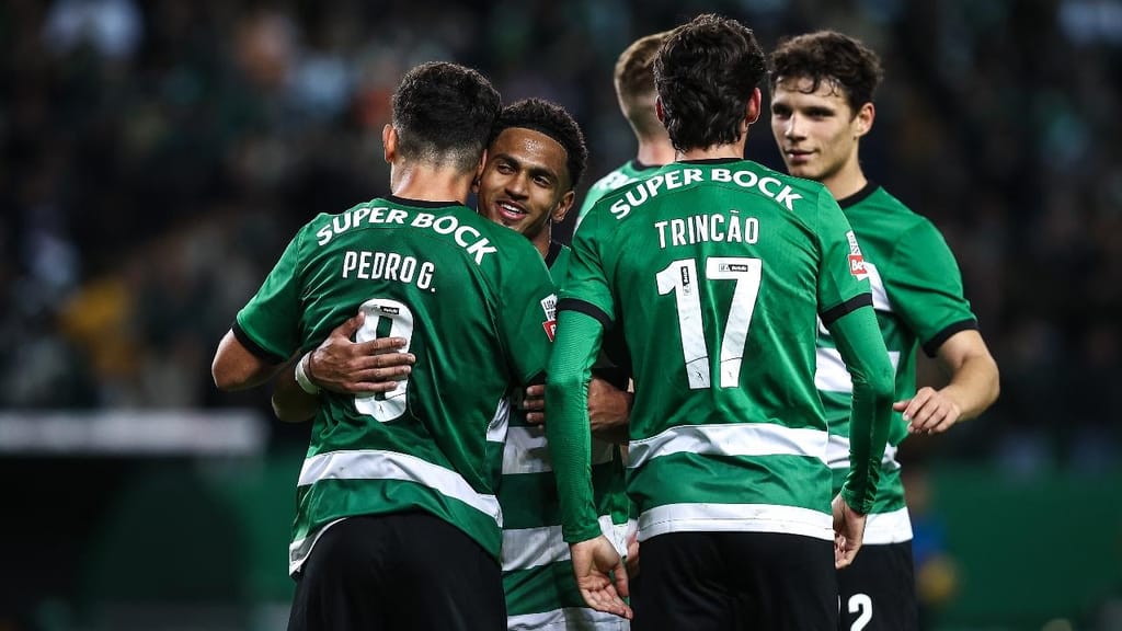 Pedro Gonçalves, Edwards, Trincão e Eduardo Quaresma festejam o 4-0 no Sporting-Estoril, apontado por Pote (RODRIGO ANTUNES/Lusa)
