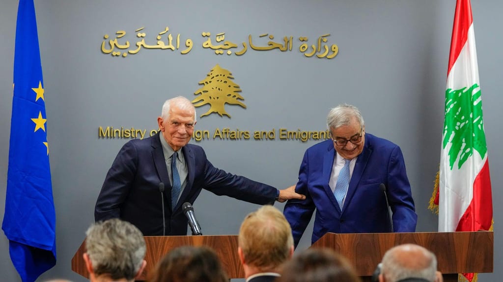 Josep Borrell com Abdallah Bouhabib, ministro dos Negócios Estrangeiros do Líbano (AP)