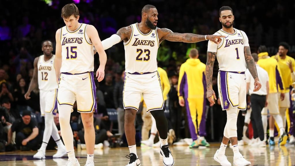 LeBron James aponta os Lakers ao play-off de acesso à fase final da NBA (Getty Images)