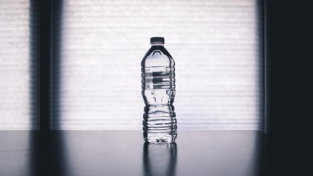 Garrafa de plástico de água (foto: 