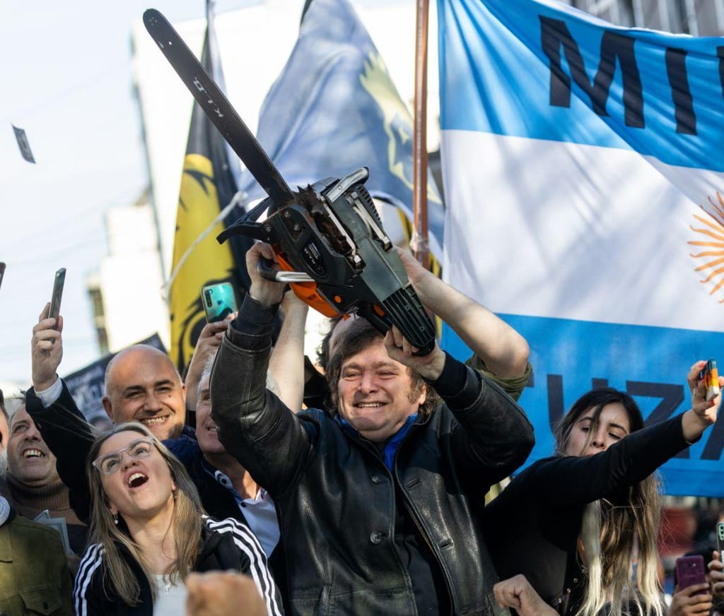 Milei motosserra eleições Argentina (Tomas Cuesta/Getty Images)