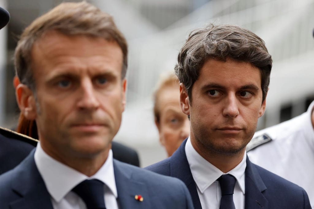 Emmanuel Macron e Gabriel Attal (AP)