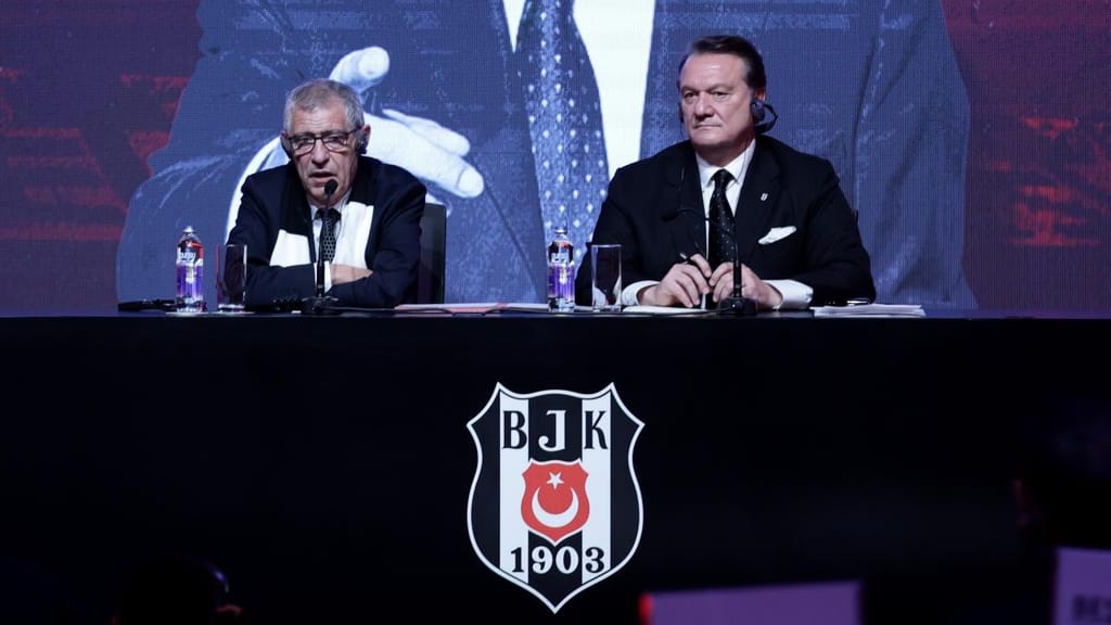 Fernando Santos apresentado como o novo treinador do Besiktas, ao lado do presidente Hasan Arat (ERDEM SAHIN/EPA)