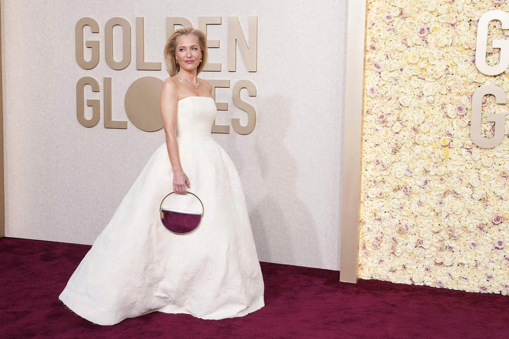 O vestido de Gillian Anderson para os Globos de Ouro era de Gabriela Hearst e apresentava subtis bordados de vulvas na saia. A adição demorou 150 horas. Jordan Strauss/Invision/AP