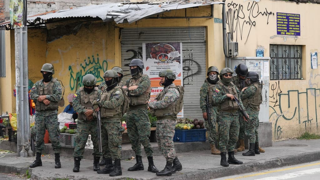 Polícia do Equador nas ruas durante estado de emergência (Dolores Ochoa/AP)
