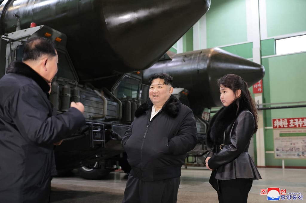 Kim Jong-un e a filha Ju Ae (EPA)