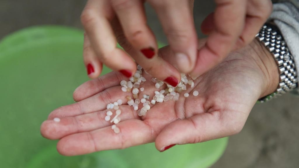 Pequenas bolas de plástico a dar à costa em Espanha (foto: Lalo R. Villar/AP)