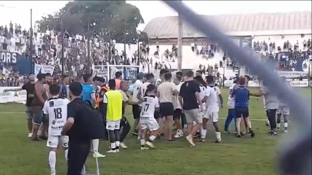 Jogo da 4.ª divisão da Argentina terminou com agressões dos adeptos aos próprios jogadores
