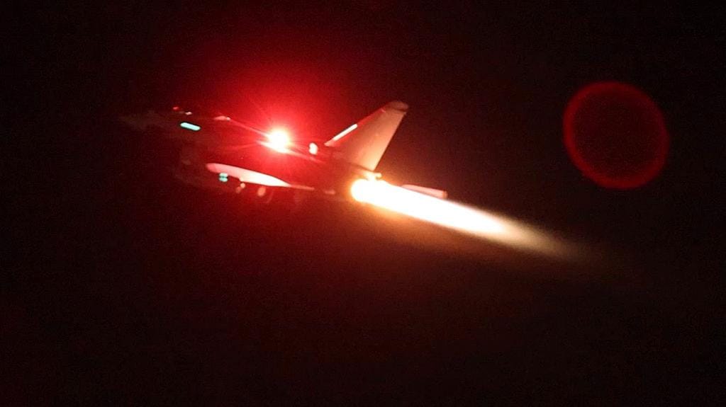 Esta imagem fornecida pelo Ministério da Defesa do Reino Unido, tirada a 11 de janeiro de 2024, mostra um avião Typhoon da RAF a descolar da RAF Akrotiri, no Chipre, para uma missão de ataque a alvos no Iémen. As forças armadas dos EUA e do Reino Unido bombardearam mais de uma dúzia de locais utilizados pelos Houthis, apoiados pelo Irão, no Iémen, na noite de quinta-feira, num ataque de retaliação maciço que utilizou mísseis Tomahawk lançados por navios de guerra e submarinos e jactos de combate, segundo as autoridades norte-americanas. Foto Sgt Lee Goddard, Ministério da Defesa do Reino Unido via AP
