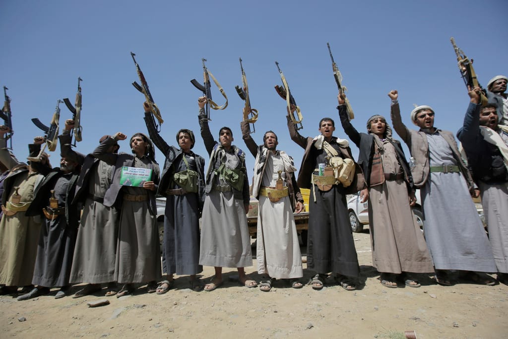 Homens da tribo xiita Houthi seguram armas e cantam slogans durante uma reunião tribal mostrando apoio ao movimento Houthi, em Sanaa, Iêmen, 21 de setembro de 2019. AP Photo _ Hani Mohammed