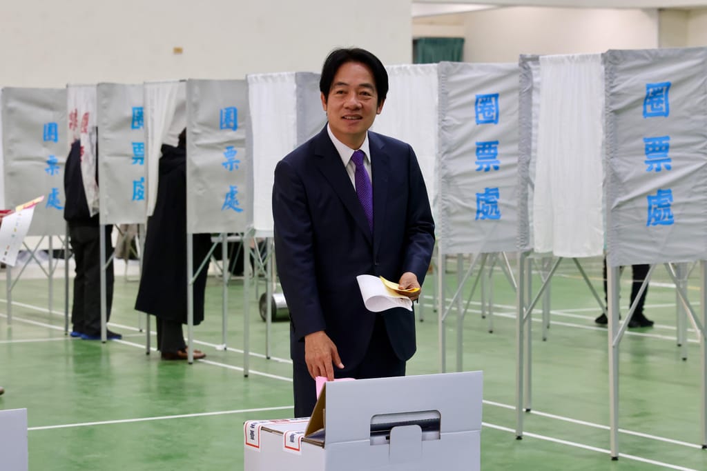 Lai Ching-te, candidato do Partido Democrático Progressista, vota nas eleições do Chega (EPA)