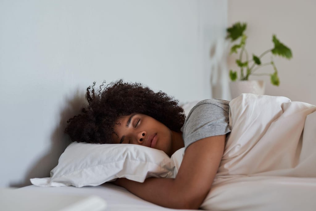 Ter um sono reparador de boa qualidade pode ajudá-lo a atingir os seus objetivos em 2024. Mavocado/Moment RF/Getty Images