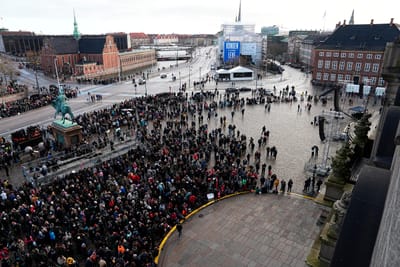 Milhares de pessoas aguardam em Copenhaga "um momento histórico" - a sucessão ao trono da rainha Margarida II, a mais antiga da Dinamarca - TVI