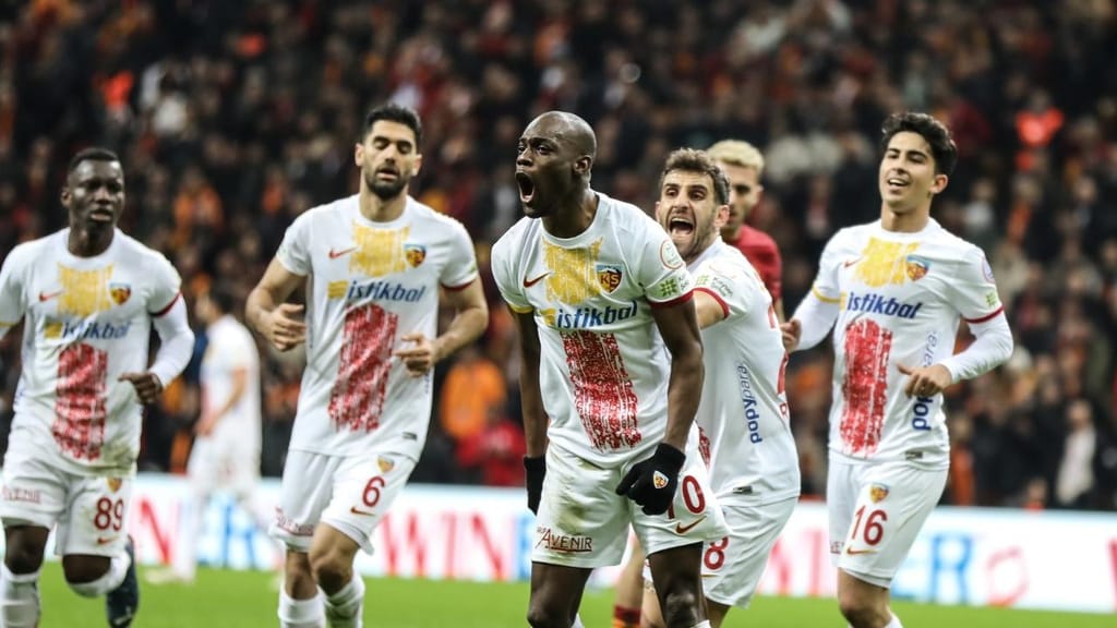 Aylton Boa Morte festeja golo do Kayserispor ante o Galatasaray (Foto: Kayserispor)