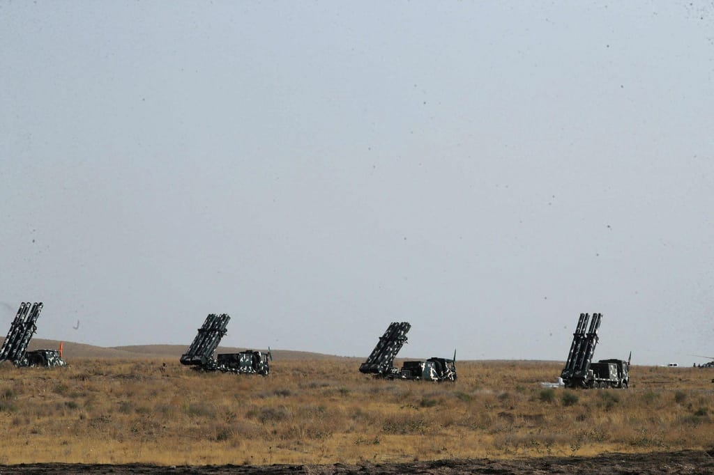 Sistemas de mísseis iranianos durante um exercício militar das forças terrestres do Corpo de Guardas da Revolução Islâmica (IRGC) na área de Aras, província do Azerbaijão Oriental, Irão, a 17 de outubro de 2022. Wana News Agency/Reuters/File