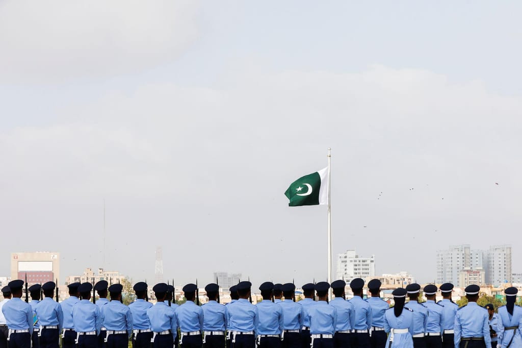 Membros da Força Aérea do Paquistão (PAF) em formação durante o hino nacional, como parte das cerimónias do Dia da Defesa, ou Dia da Memória do Paquistão, em Karachi, Paquistão, a 6 de setembro de 2021.
Créditos: Akhtar Soomro/Reuters