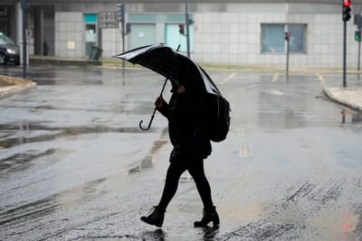 Ventos de 100km/h, chuva forte e ondas gigantes: Proteção Civil alerta para agravamento do tempo nas próximas horas - TVI