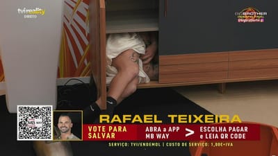 Momento inesperado: Miguel Vicente esconde-se dentro do armário da dala - Big Brother