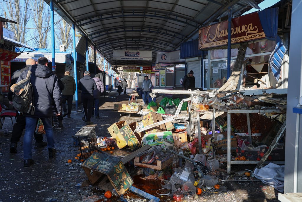 Destruição no mercado de Donetsk após aquilo que a Rússia diz ter sido um ataque ucraniano (Alessandro Guerra/EPA)