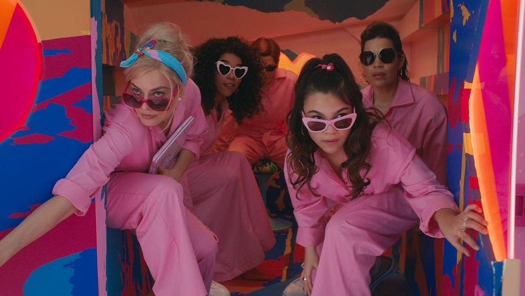 Michael Cera, America Ferrera, Margot Robbie, Alexandra Shipp e Ariana Greenblatt em Barbie (2023) (Warner Bros/IMDB)