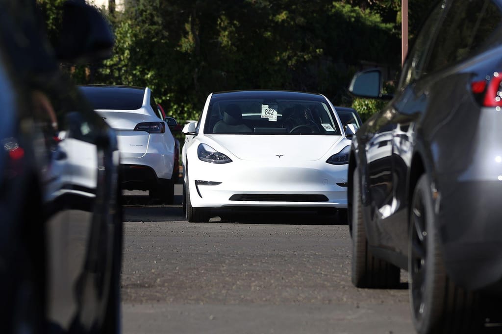 Carros novos da Tesla estacionados num concessionário da Tesla, a 18 de outubro de 2023, em Corte Madera, Califórnia. Justin Sullivan/Getty Images
