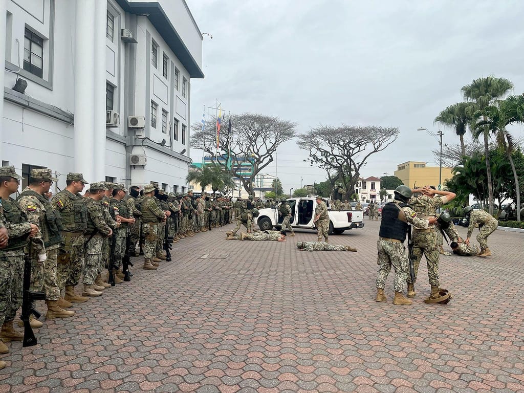 Soldados participam em exercícios antes de partirem para as operações em Guayaquil (CNN)