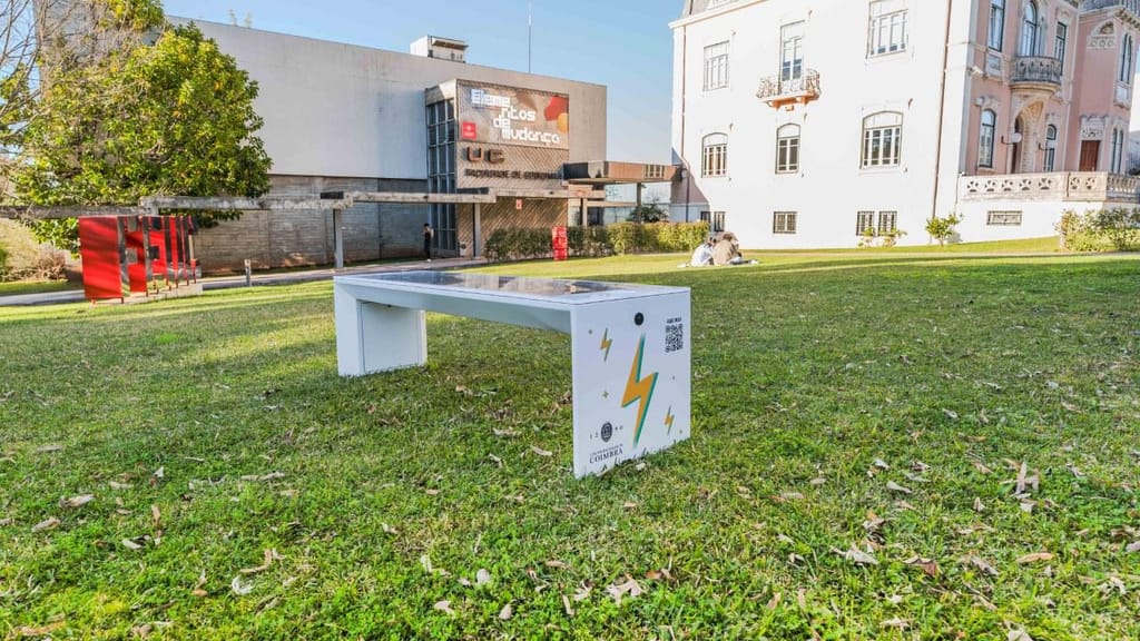 Banco de jardim a energia solar da Universidade de Coimbra (foto: divulgação)