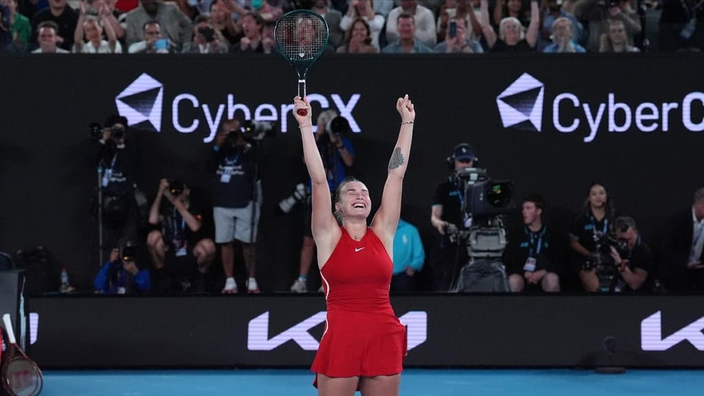 Aryna Sabalenka nos primeiros festejos da conquista do Open da Austrália (AP/Andy Wong)