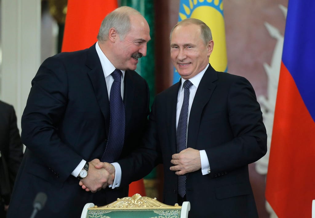 O presidente da Rússia, Vladimir Putin, e o presidente da Bielorrússia, Aleksandr Lukashenko (Associated Press)