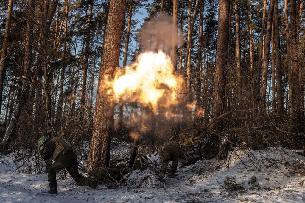 Uma equipa de artilharia ucraniana dispara contra uma posição russa na região de Lugansk, na Ucrânia, a 13 de janeiro de 2024 (Finbarr O'Reilly/The New York Times/Redux)