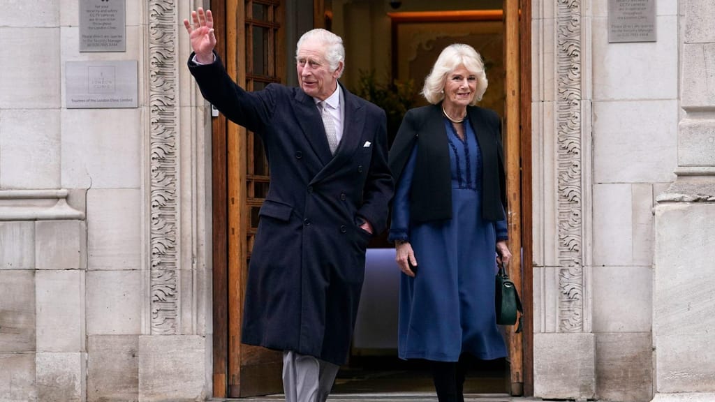 Rei Carlos III acompanhado da rainha consorte à saída do hospital London Clinic (AP)