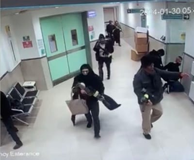Enfermeiros, mulheres com hijabs e médicos a empurrarem cadeiras de rodas circulam dentro de um hospital na Cisjordânia. Subitamente sacam de armas: eram soldados de Israel - TVI