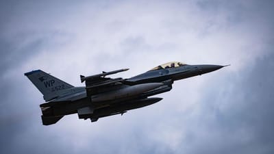 F-16 dos EUA despenha-se ao largo da Coreia do Sul. É o terceiro seguido - TVI