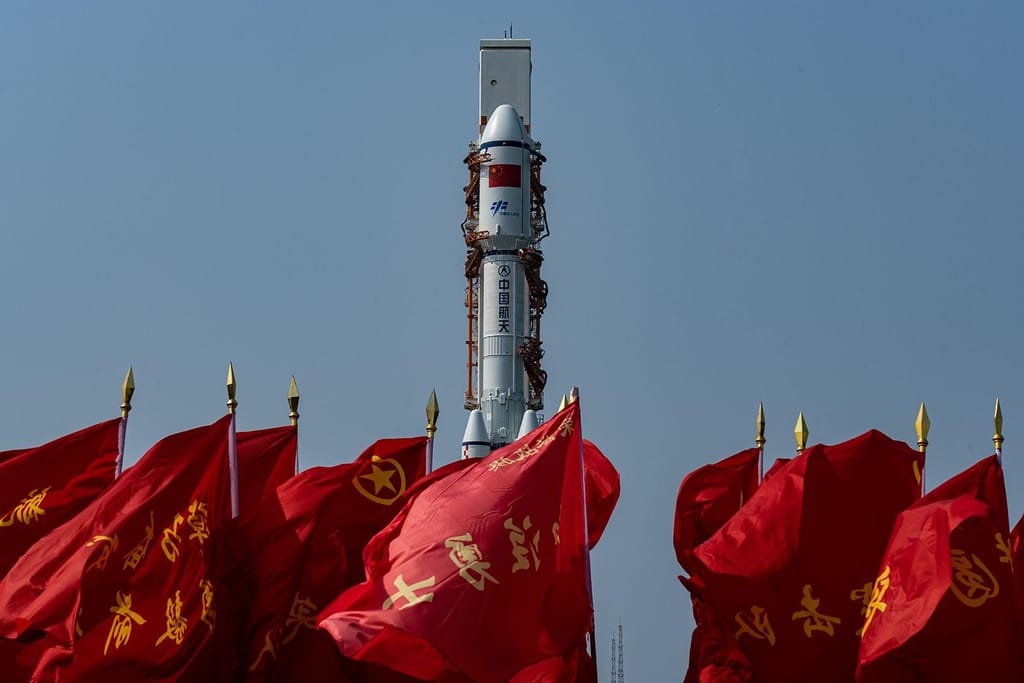 Um foguetão de transporte Long March-7 Y7 transporta uma nave espacial de carga para a estação espacial Tiangong num local de lançamento em Wenchang, na China, a 7 de maio de 2023 (Li Junhong/VCG/Getty Images)