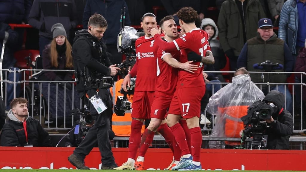 Diogo Jota festeja com Darwin Núñez e Curtis Jones o 1-0 no Liverpool-Chelsea (ADAM VAUGHAN/EPA)