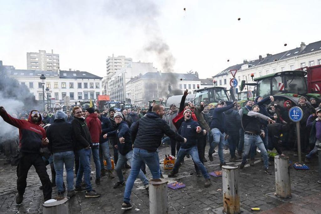 Manifestantes em confronto com polícias em Bruxelas, na quinta-feira. Dirk Waem/Belga/AFP/Getty Images