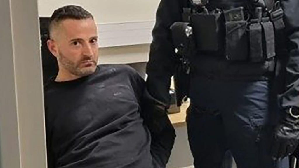 Marco Raduano foi apanhado à porta de um restaurante de luxo em Bastia, na Córsega, onde jantava com uma mulher. Carabinieri
