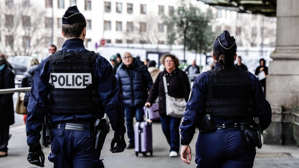 Polícia patrulha zona à volta da Gare de Lyon, em Paris, onde ocorreu um ataque com faca, que fez três feridos (EPA/Teresa Suarez)