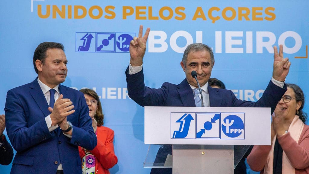 Luís Montenegro e José Manuel Bolieiro celebram a vitória do PSD-Açores (Lusa/Eduardo Costa)